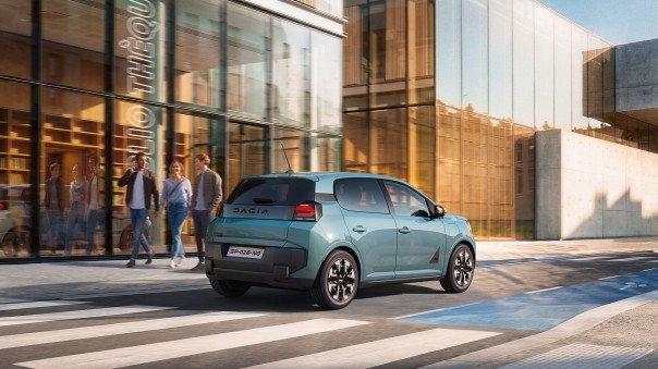 De nieuwe Dacia Spring kost vanaf € 19.500. Met snelladen begint hij bij € 20.000. De rijkere Journey kost bijna evenveel als de Renault Twingo.