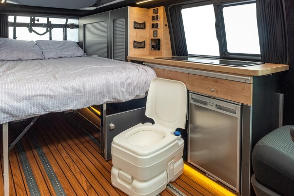 De Ford E-Transit Custom is er nu ook als elektrische camper van Wavecamper, met vier slaapplaatsen, een flexibel interieur en 350 kilometer actieradius.