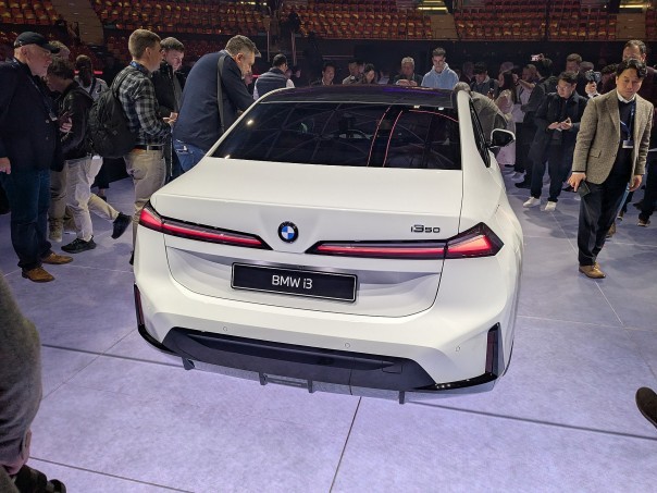 BMW i3 onthuld met 900 km WLTP en 400 kW snelladen