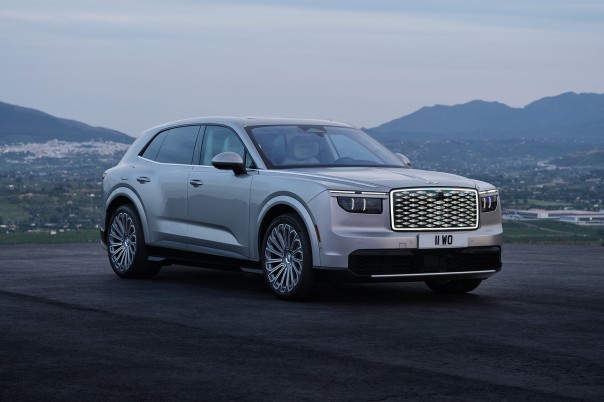 De Bentley Torcal deelt veel techniek met de elektrische Porsche Cayenne, maar kiest voor comfort en beheersbare prestaties boven maximaal vermogen.