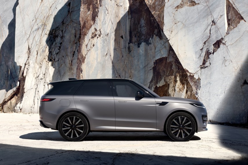 Range Rover Sport Electric krijgt 118,5 kWh, 609 km WLTP en 350 kW snelladen. Hij kost vanaf € 123.197, ruim € 40.000 minder dan de Range Rover Electric.