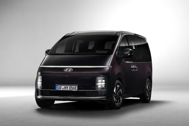 De Hyundai Staria Electric Passenger kost vanaf € 56.995 en biedt negen zitplaatsen, 430 km WLTP, 800 volt en 2.000 kg geremd trekgewicht.