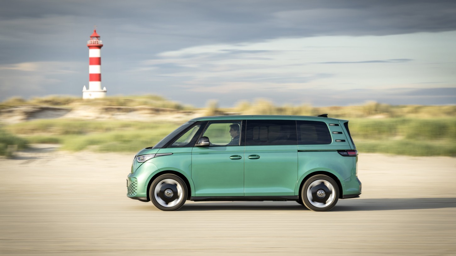 Volkswagen Bedrijfswagens introduceert een Good-Night pakket voor de ID. Buzz, met bed, overnachtingsmodus en V2L. De prijs begint bij 2.600 euro.