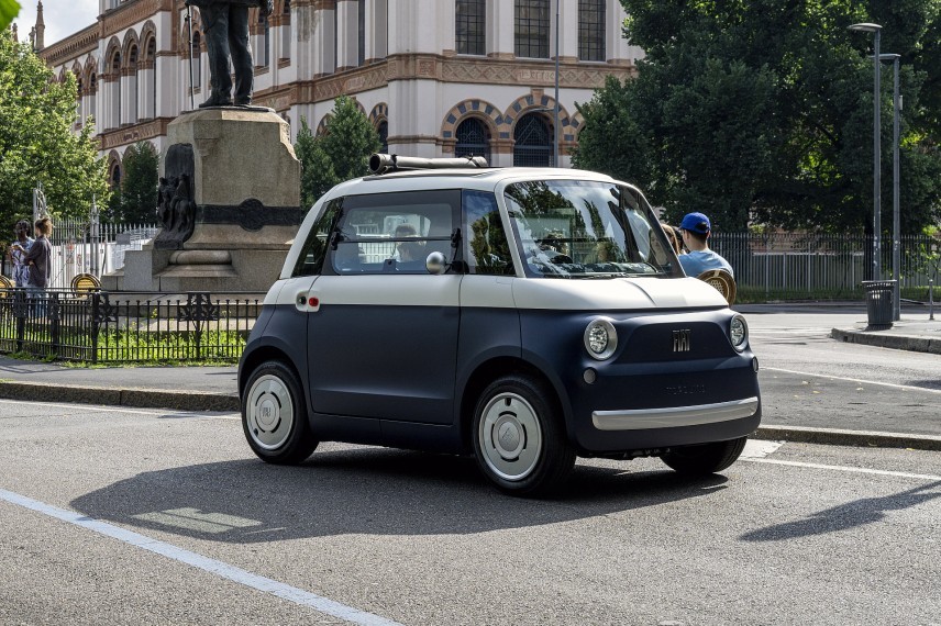 De Fiat Topolino Dolcevita combineert zijn canvas roldak voortaan met volledige deuren. Hij kost €10.490; technisch blijft de aandrijflijn gelijk.