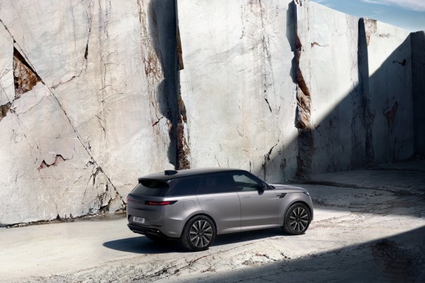 Range Rover Sport Electric krijgt 118,5 kWh, 609 km WLTP en 350 kW snelladen. Hij kost vanaf € 123.197, ruim € 40.000 minder dan de Range Rover Electric.