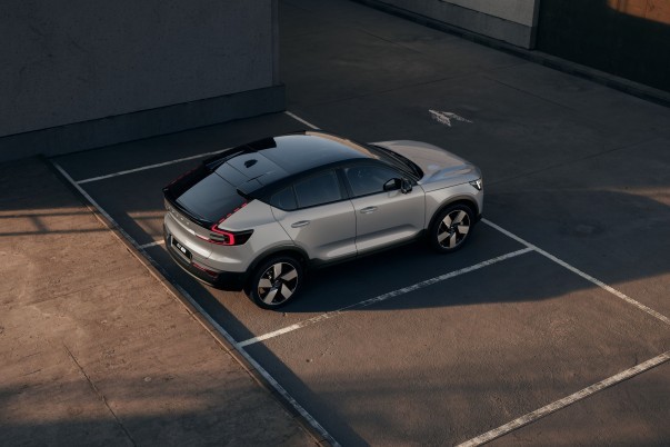 De vernieuwde Volvo EX40 en EC40 worden € 2.000 goedkoper en krijgen tegelijk meer veiligheidsvoorzieningen en andere standaarduitrusting.