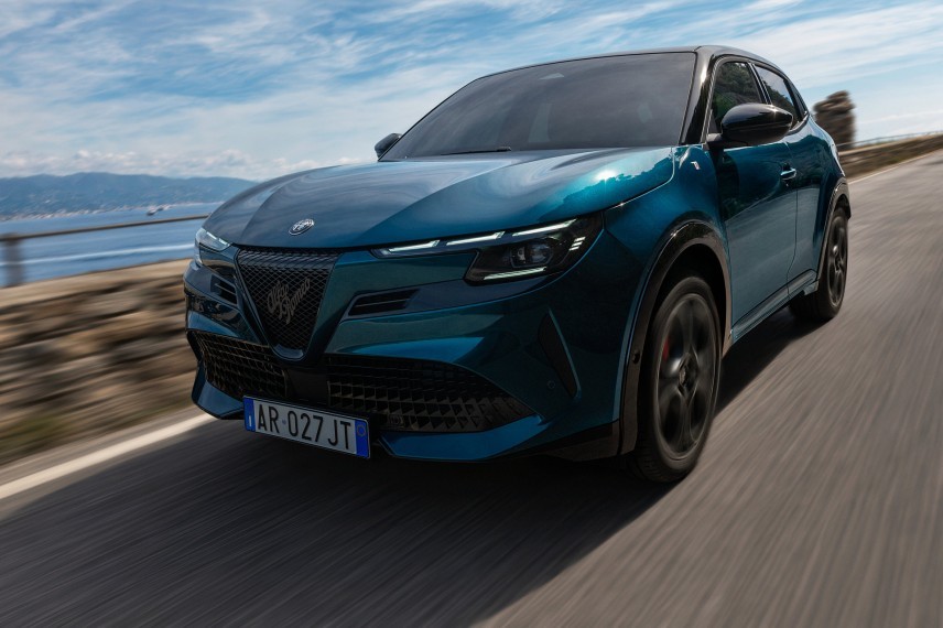 Alfa Romeo vernieuwt het interieur van de Junior met zachtere materialen, nieuwe bekleding en meer uitrusting. Dit verandert er aan de Elettrica en Veloce.