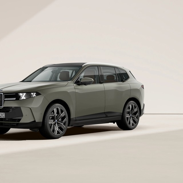 De BMW iX5 staat vanaf € 105.801 in de Nederlandse configurator.