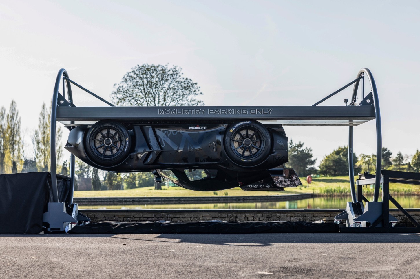 McMurtry onthult de productieversie van de elektrische Spéirling Pure. De circuitauto gebruikt ventilatoren voor 2.000 kg downforce vanaf stilstand en kost vanaf £995.000.