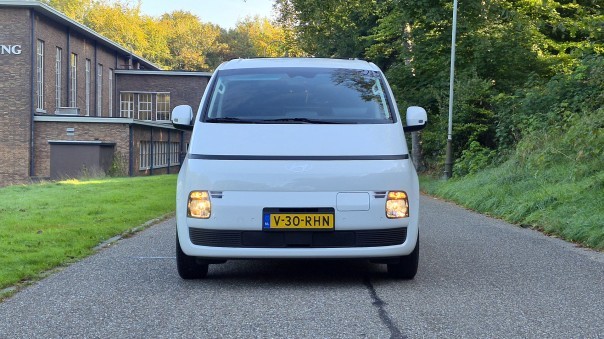 De Hyundai Staria Electric Cargo combineert 800 volt en 450 km WLTP met een oudere basis. Tijdens onze eerste rit blijkt hij vooral opvallend onopvallend.