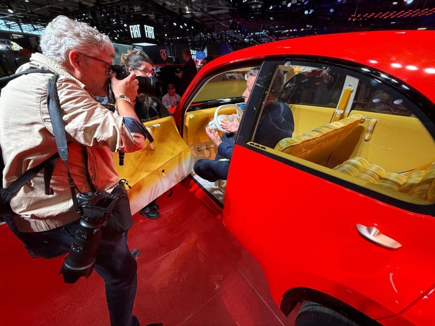 Citroën toont de elektrische 2CV Concept: 3,76 meter lang, met circa 1.000 kilo als streefgewicht. De productieversie moet uiterlijk in 2028 volgen.