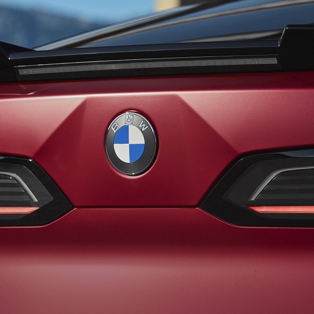 De BMW iX4 is de sportievere SUV-coupéachtige tegenhanger van de iX3. Met dezelfde accu komt hij tot 23 km verder, maar levert hij ruimte in.