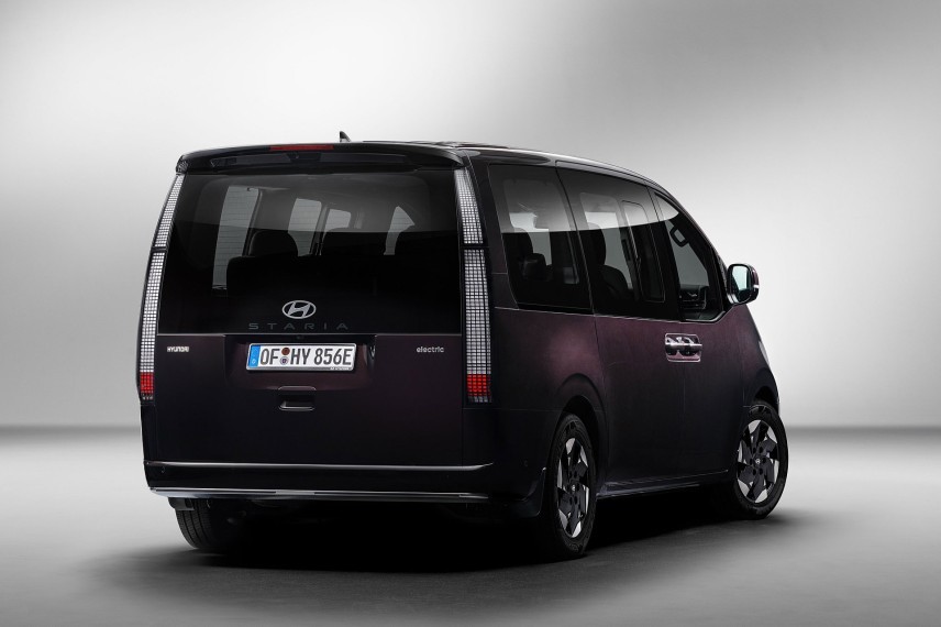 De Hyundai Staria Electric Passenger kost vanaf € 56.995 en biedt negen zitplaatsen, 430 km WLTP, 800 volt en 2.000 kg geremd trekgewicht.