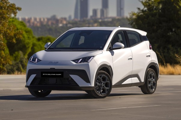 De BYD Dolphin Surf krijgt een vijfzitsversie, grotere schermen en meer comfort. De vernieuwde elektrische hatchback is te zien op de Autosalon van Parijs.