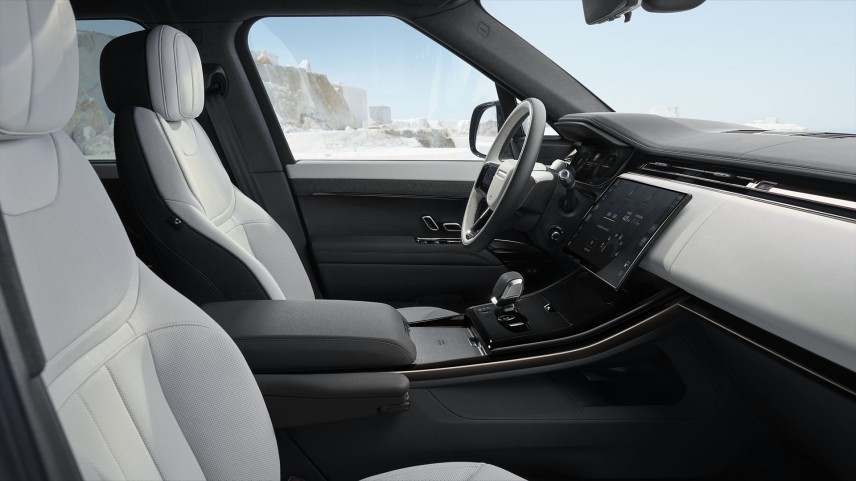 De Range Rover Sport Electric is er vanaf € 123.197. Bekijk de zes Nederlandse uitvoeringen en de verschillen in vermogen, onderstel, luxe en prijs.