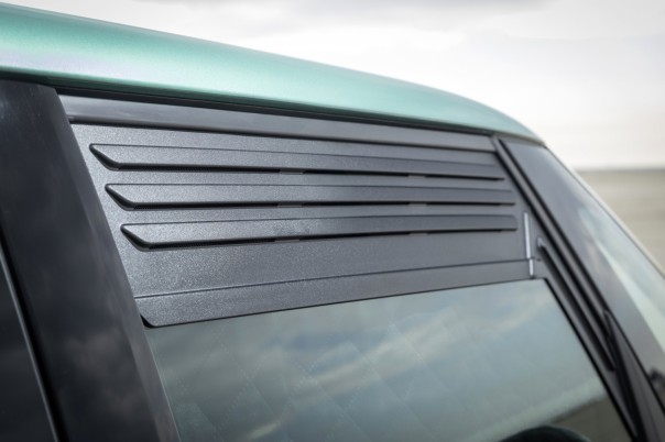 Volkswagen Bedrijfswagens introduceert een Good-Night pakket voor de ID. Buzz, met bed, overnachtingsmodus en V2L. De prijs begint bij 2.600 euro.