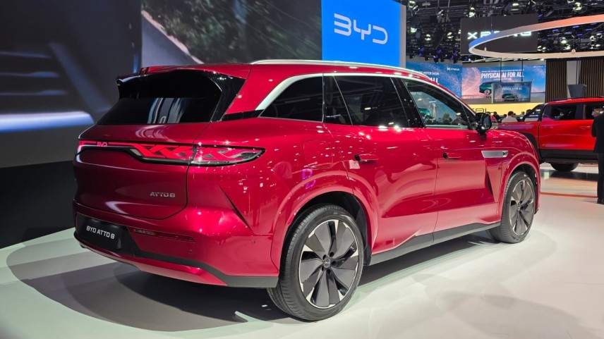 De BYD Atto 8 komt begin 2027 naar Nederland, met zeven zitplaatsen, een accu van 115 kWh en tot 653 kilometer WLTP. Ook Flash Charging is aan boord.