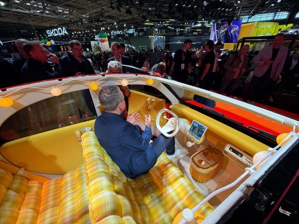 Citroën toont de elektrische 2CV Concept: 3,76 meter lang, met circa 1.000 kilo als streefgewicht. De productieversie moet uiterlijk in 2028 volgen.