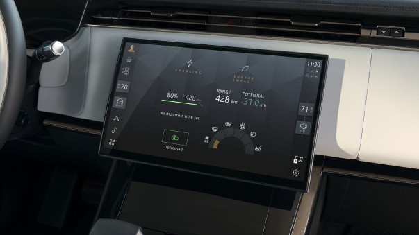Range Rover Sport Electric krijgt 118,5 kWh, 609 km WLTP en 350 kW snelladen. Hij kost vanaf € 123.197, ruim € 40.000 minder dan de Range Rover Electric.