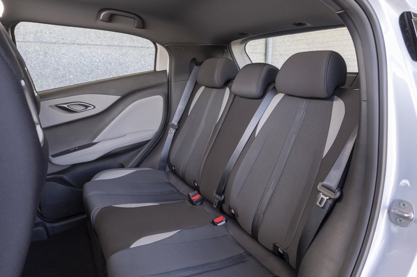 De BYD Dolphin Surf krijgt een vijfzitsversie, grotere schermen en meer comfort. De vernieuwde elektrische hatchback is te zien op de Autosalon van Parijs.