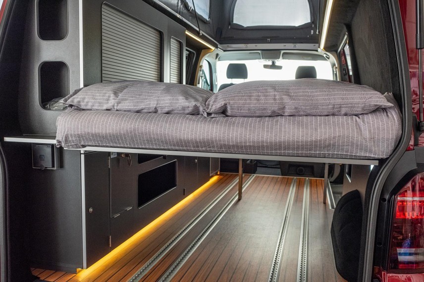 De Ford E-Transit Custom is er nu ook als elektrische camper van Wavecamper, met vier slaapplaatsen, een flexibel interieur en 350 kilometer actieradius.