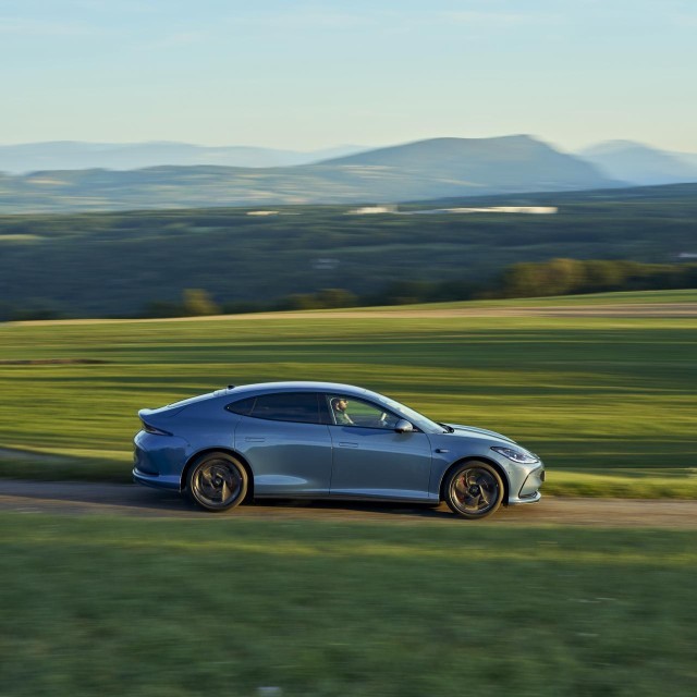 MG maakt de Nederlandse prijzen van de IM5 en IM6 bekend. De nieuwe 75 kWh-instappers beginnen bij €48.799 en laden met maximaal 153 kW.
