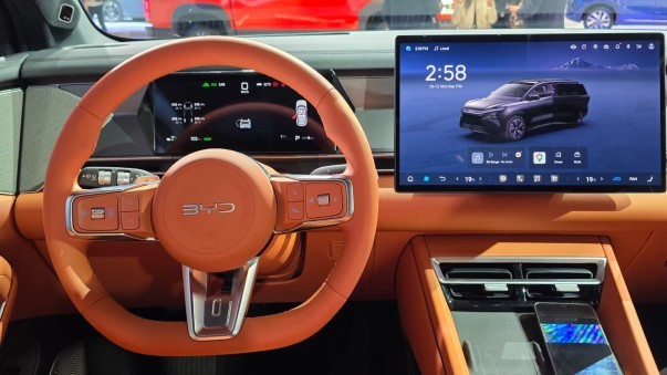 De BYD Atto 8 komt begin 2027 naar Nederland, met zeven zitplaatsen, een accu van 115 kWh en tot 653 kilometer WLTP. Ook Flash Charging is aan boord.