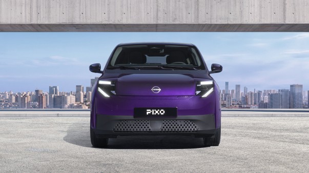 De Nissan Pixo krijgt een LFP-accu van 27,5 kWh en standaard 50 kW snelladen. Hoe verhoudt hij zich tot de Twingo en Spring? De Nederlandse prijs ontbreekt nog.