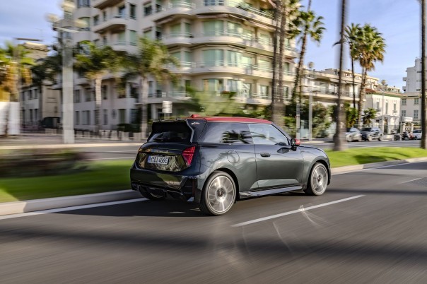 Mini Cooper SE met JCW-trim