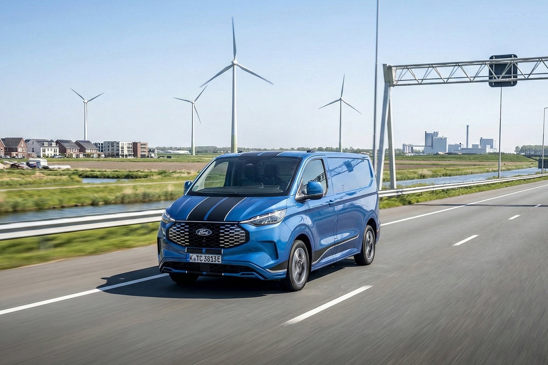 Groter rijbereik en hogere laadsnelheid voor Ford E-Transit Custom