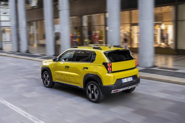 De Fiat Grande Panda Electric krijgt een 54 kWh-accu en 400 kilometer WLTP-actieradius. De nieuwe vanafprijs van € 27.499 vraagt om een nadere vergelijking.
