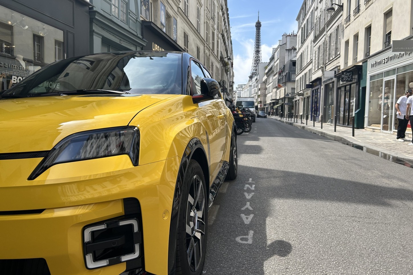 Elektrische auto’s pakken in Frankrijk inmiddels 38 procent van de nieuwmarkt. Aankoopsteun, social leasing en hogere lasten voor andere auto’s helpen daarbij duidelijk.