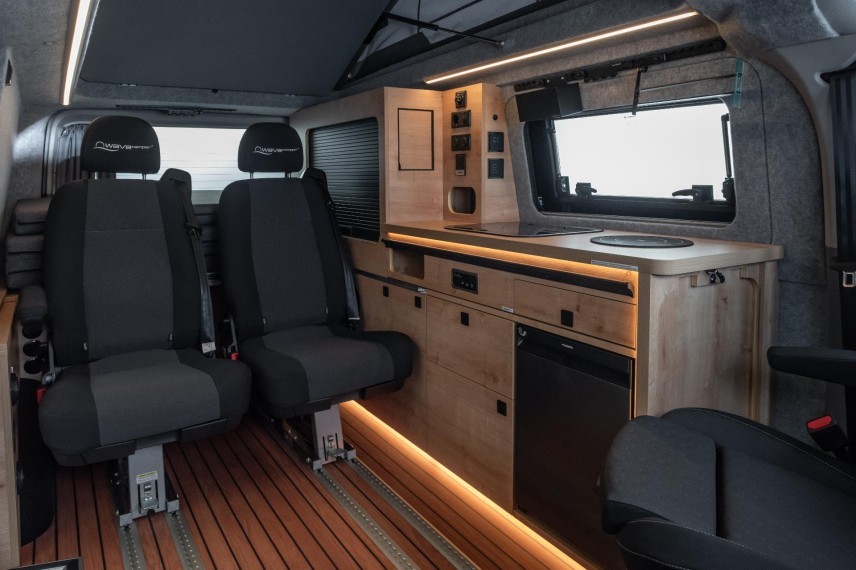 De Ford E-Transit Custom is er nu ook als elektrische camper van Wavecamper, met vier slaapplaatsen, een flexibel interieur en 350 kilometer actieradius.