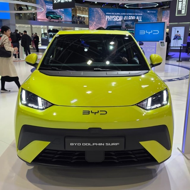 De BYD Dolphin Surf krijgt een vijfzitsversie, grotere schermen en meer comfort. De vernieuwde elektrische hatchback is te zien op de Autosalon van Parijs.