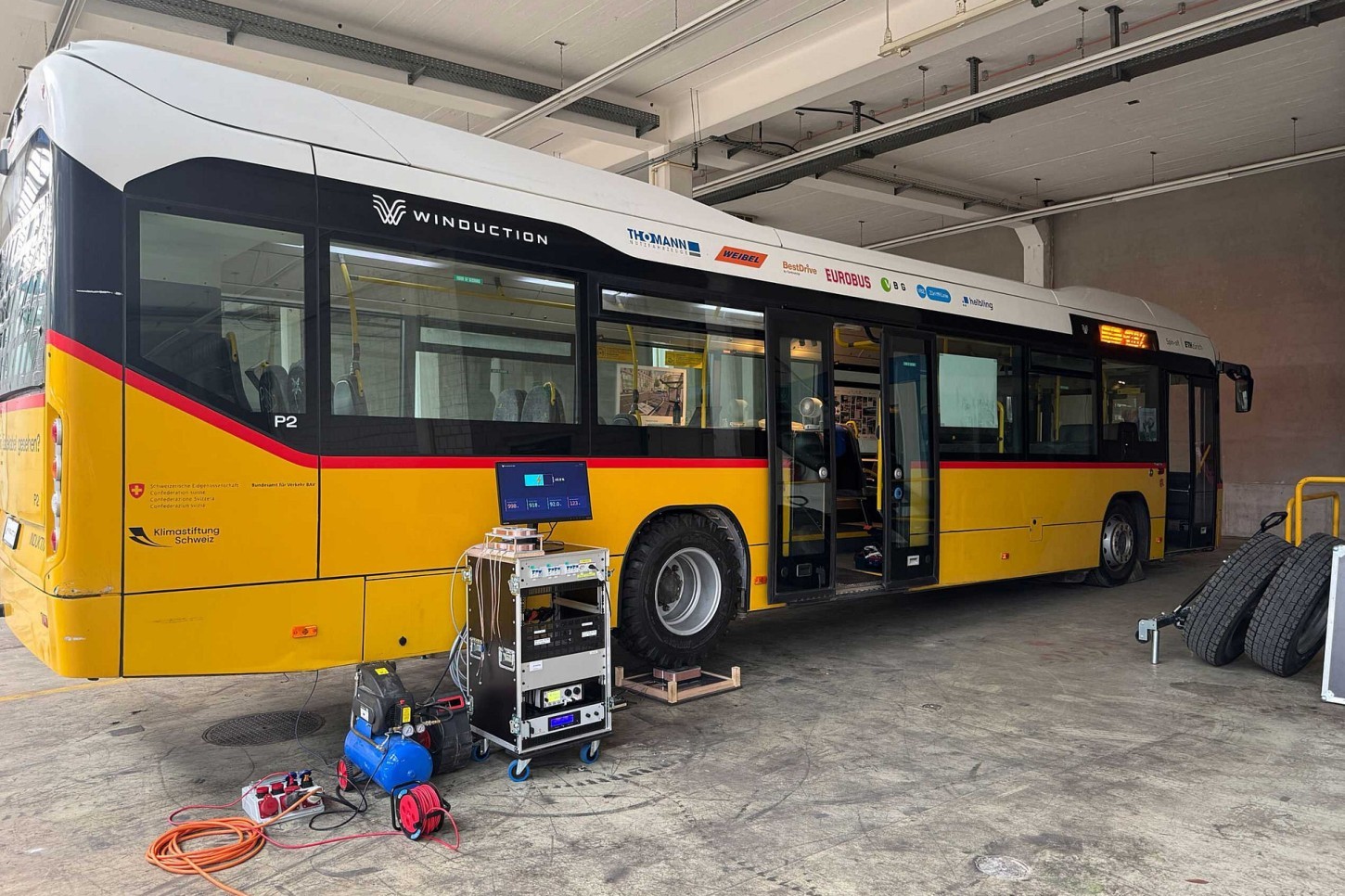 Winduction laat een elektrische bus via zijn wielen laden. De techniek kan ook voor auto's interessant worden, vooral door de mogelijkheid van kleinere accu's.