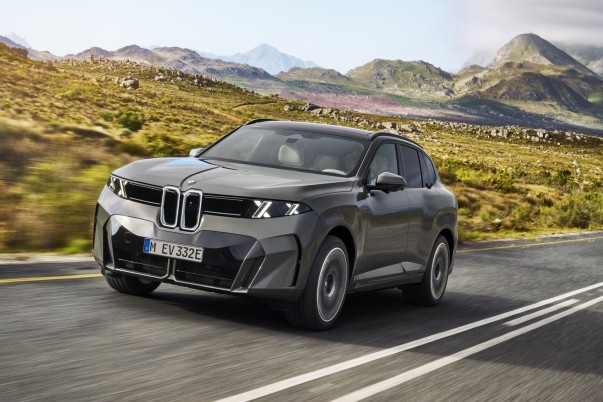 BMW presenteert de eerste volledig elektrische X5. De iX5 60 xDrive krijgt 141 kWh netto accucapaciteit, tot 845 km WLTP en 460 kW snelladen