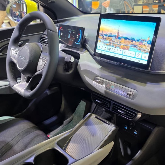 De BYD Dolphin Surf krijgt een vijfzitsversie, grotere schermen en meer comfort. De vernieuwde elektrische hatchback is te zien op de Autosalon van Parijs.