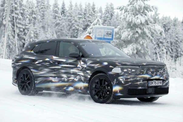 Bentley’s elektrische SUV gespot tijdens winterse testrit
