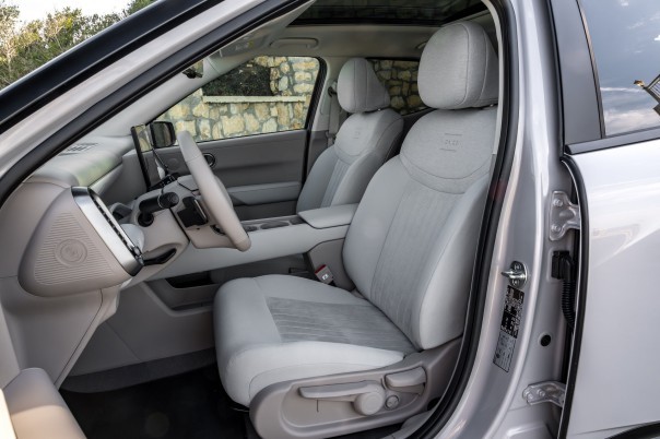 De Hyundai Ioniq 3 staat nu bij de dealer. Bekijk alle prijzen, uitvoeringen en laadgegevens, en waarom juist de goedkopere versies interessant zijn.