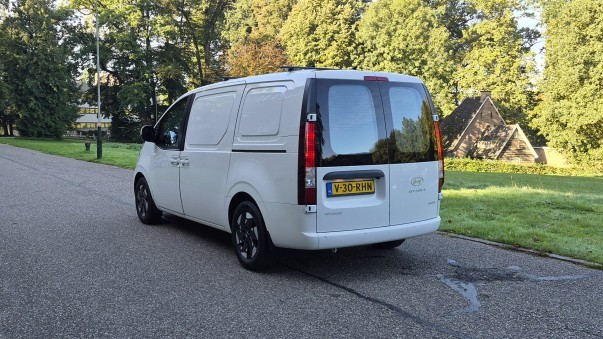 De Hyundai Staria Electric Cargo combineert 800 volt en 450 km WLTP met een oudere basis. Tijdens onze eerste rit blijkt hij vooral opvallend onopvallend.