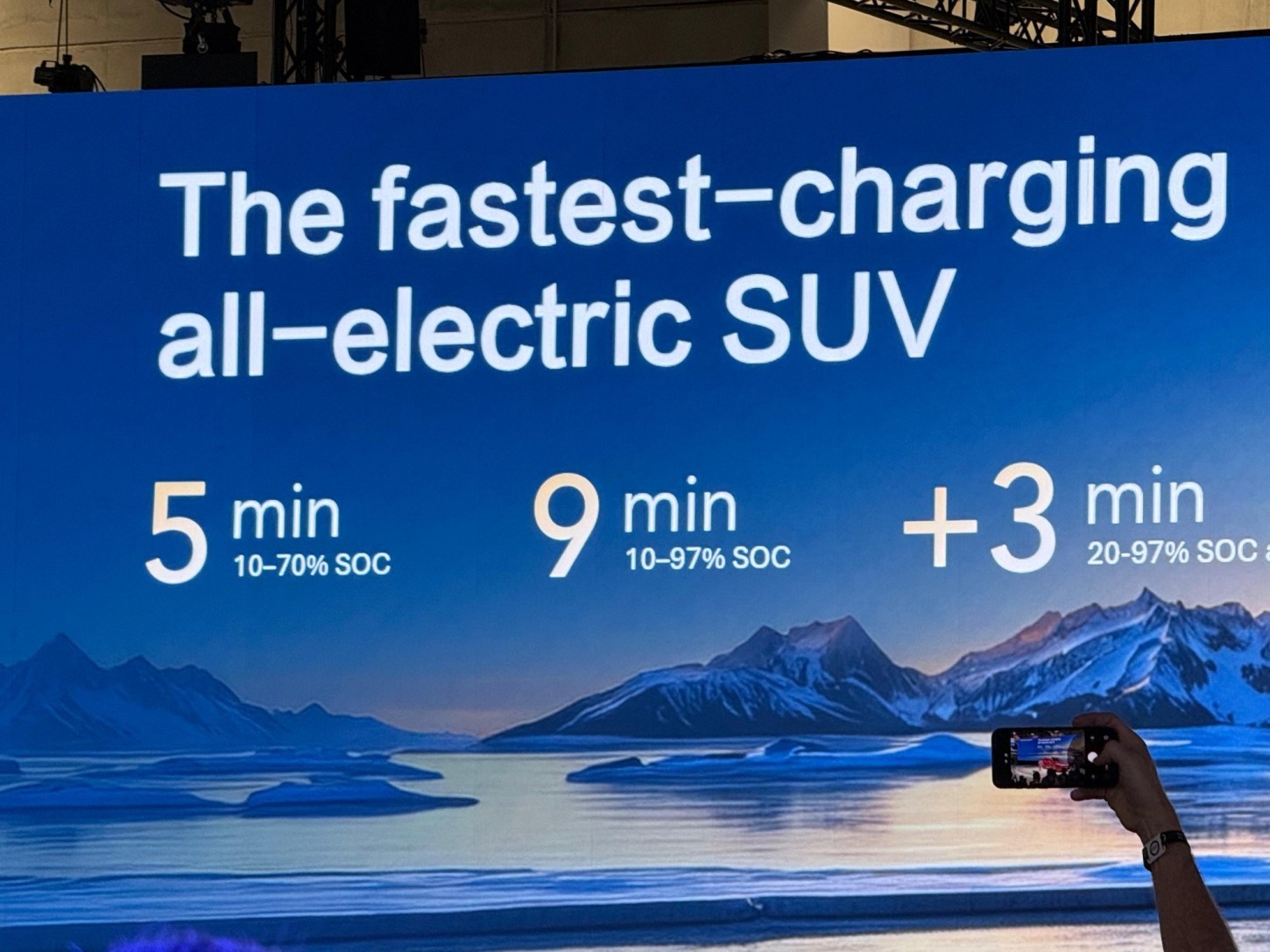 De BYD Atto 8 komt begin 2027 naar Nederland, met zeven zitplaatsen, een accu van 115 kWh en tot 653 kilometer WLTP. Ook Flash Charging is aan boord.