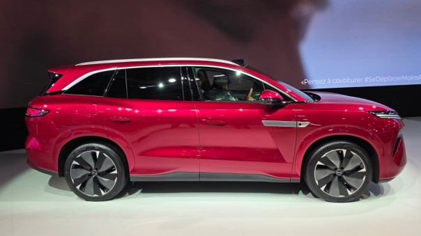 De BYD Atto 8 komt begin 2027 naar Nederland, met zeven zitplaatsen, een accu van 115 kWh en tot 653 kilometer WLTP. Ook Flash Charging is aan boord.
