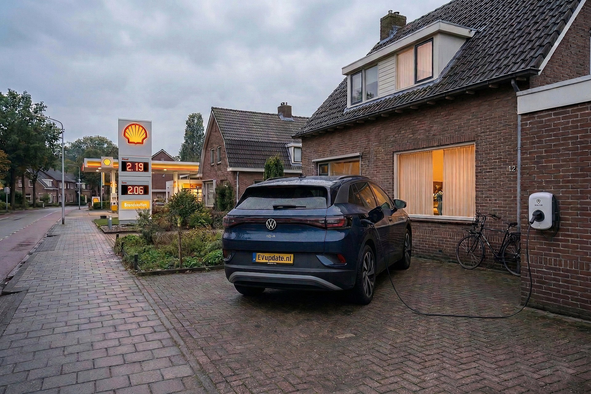 Brandstofprijzen stijgen fors, maar thuisladen maakt elektrisch rijden momenteel extra voordelig