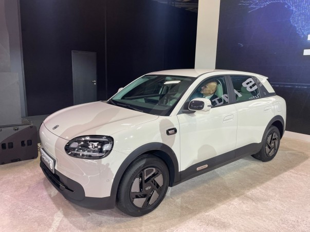 De elektrische Chery Q komt in 2027 naar Nederland met een accu van 42,7 kWh, 310 kilometer WLTP-actieradius en opvallend veel ruimte voor bagage.