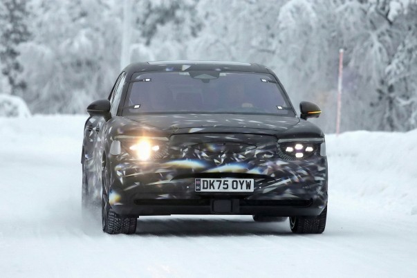 Bentley’s elektrische SUV gespot tijdens winterse testrit