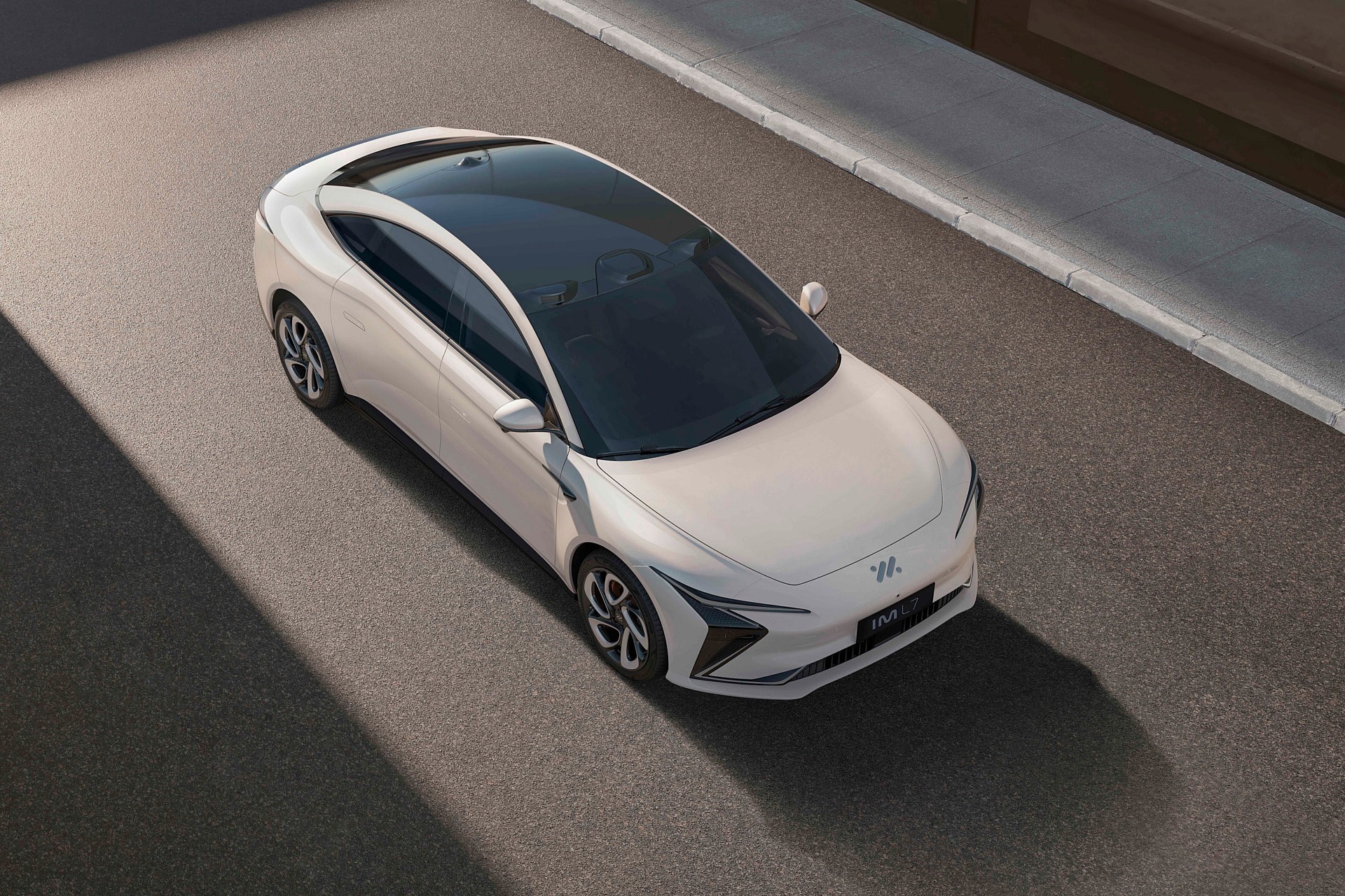 MG’s nieuwe premium zustermerk IM kondigt elektrische sedan met solid-state accu aan
