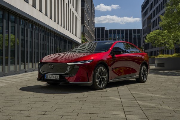 Mazda geeft de Mazda6e één 78 kWh-LFP-accu met 560 km WLTP en 200 kW snelladen. Ook daalt de vanafprijs voor modeljaar 2027 naar € 40.990.