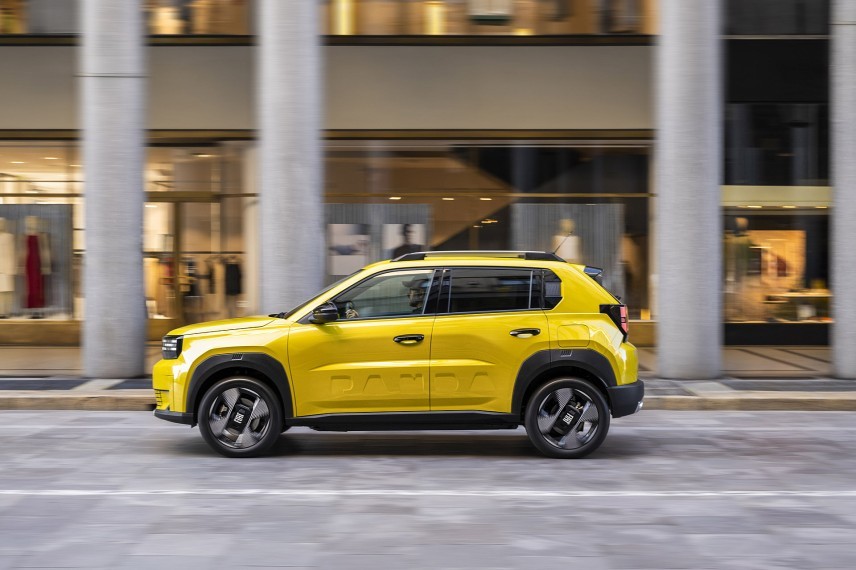 De Fiat Grande Panda Electric krijgt een 54 kWh-accu en 400 kilometer WLTP-actieradius. De nieuwe vanafprijs van € 27.499 vraagt om een nadere vergelijking.