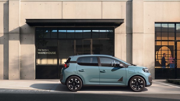 De nieuwe Dacia Spring kost vanaf € 19.500. Met snelladen begint hij bij € 20.000. De rijkere Journey kost bijna evenveel als de Renault Twingo.
