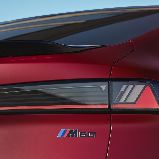 De BMW iX4 is de sportievere SUV-coupéachtige tegenhanger van de iX3. Met dezelfde accu komt hij tot 23 km verder, maar levert hij ruimte in.
